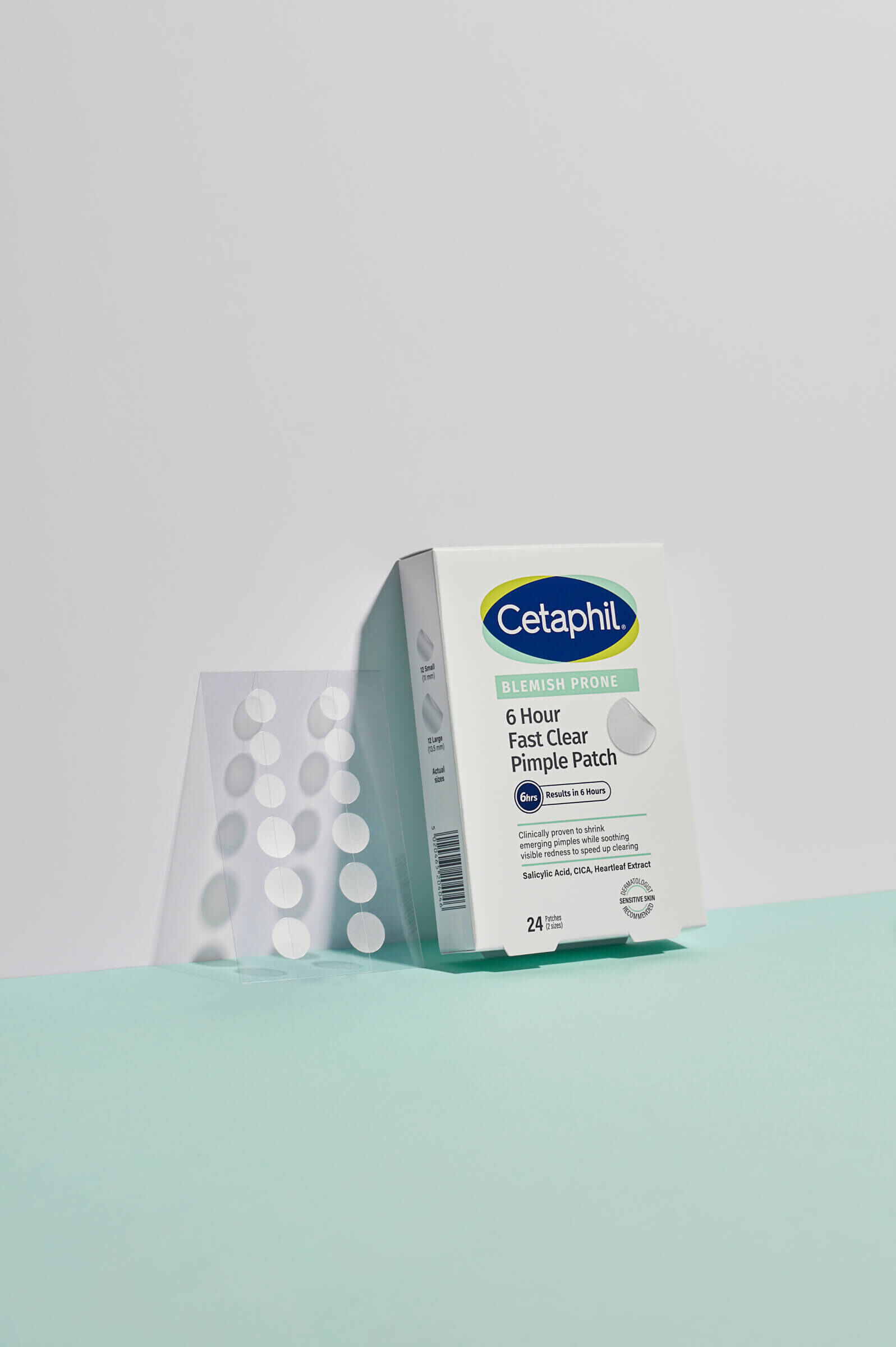 Oparte o ścianę: opakowanie i blister plasterków Cetaphil Pimple Patch.